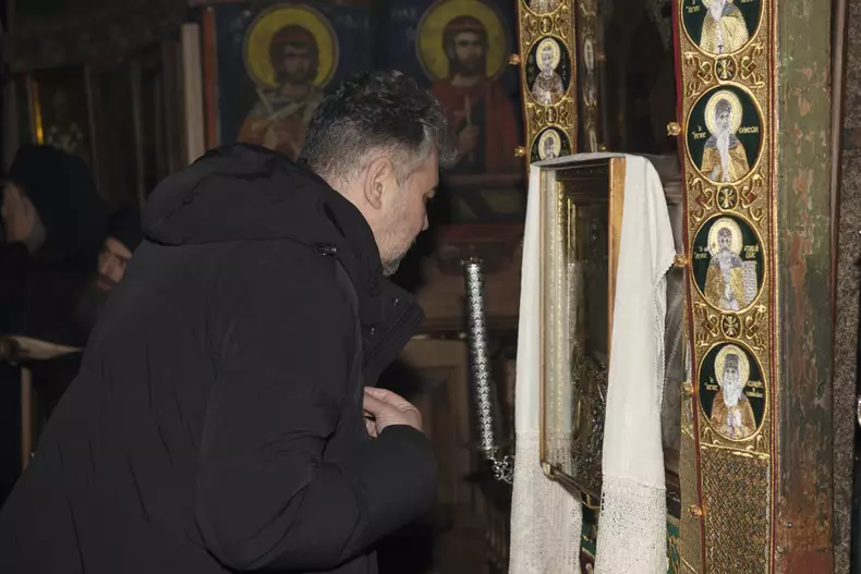 Premierul Marcel Ciolacu s-a rugat pe muntele Athos